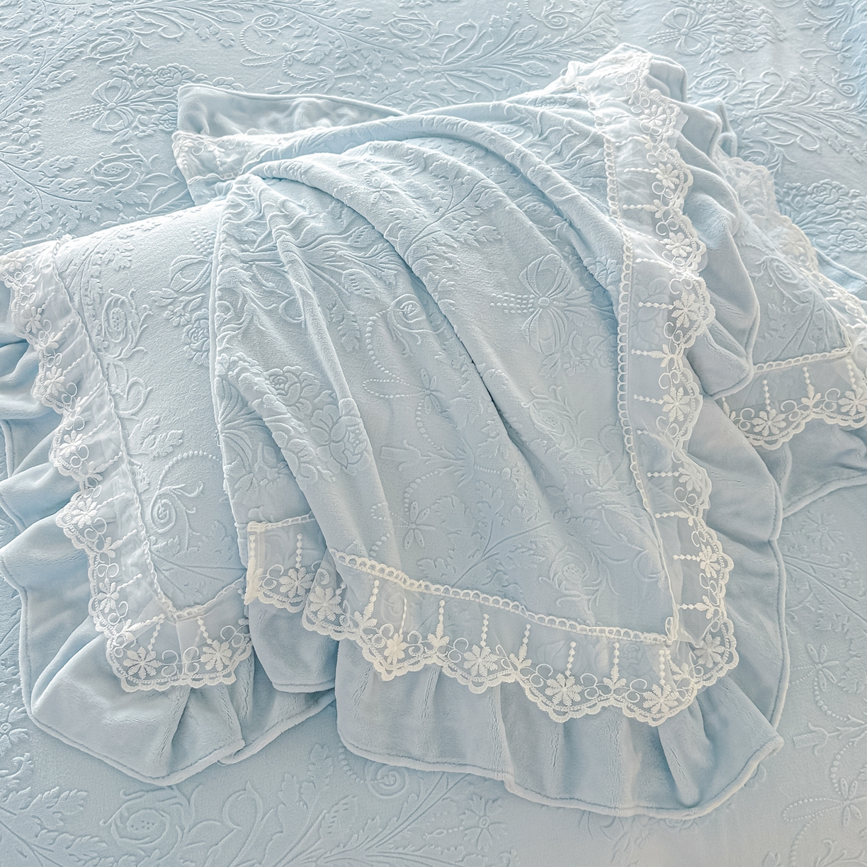 91家纺网 家纺一手货源 找家纺 孟鑫家纺 2025新款全消光雕花绒牛奶绒四件套韩版法式套件-凯瑟琳 凯瑟琳-天空兰