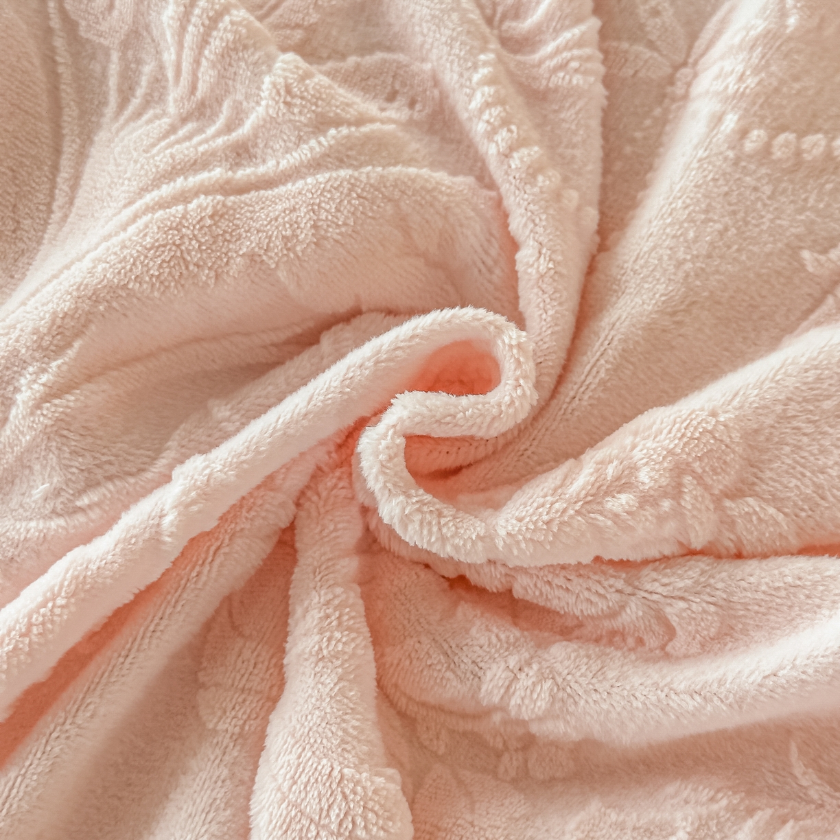 91家纺网 家纺一手货源 找家纺 孟鑫家纺 2025新款全消光雕花绒牛奶绒四件套韩版法式套件-凯瑟琳 凯瑟琳-粉玉