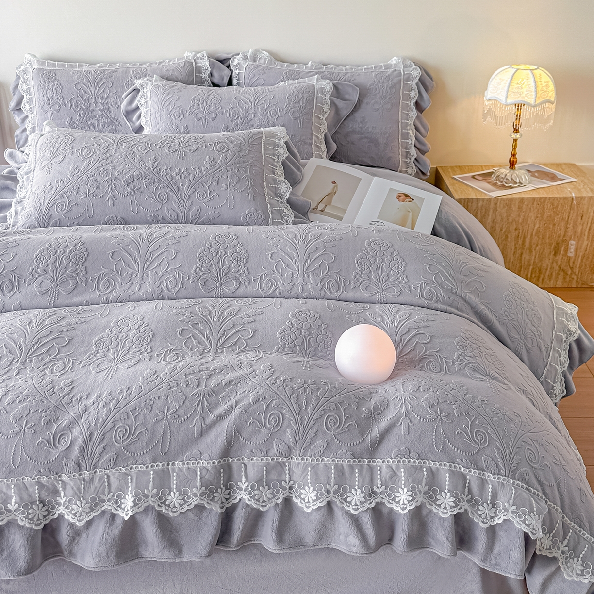91家纺网 家纺一手货源 找家纺 孟鑫家纺 2025新款全消光雕花绒牛奶绒四件套韩版法式套件-凯瑟琳 凯瑟琳-灰紫