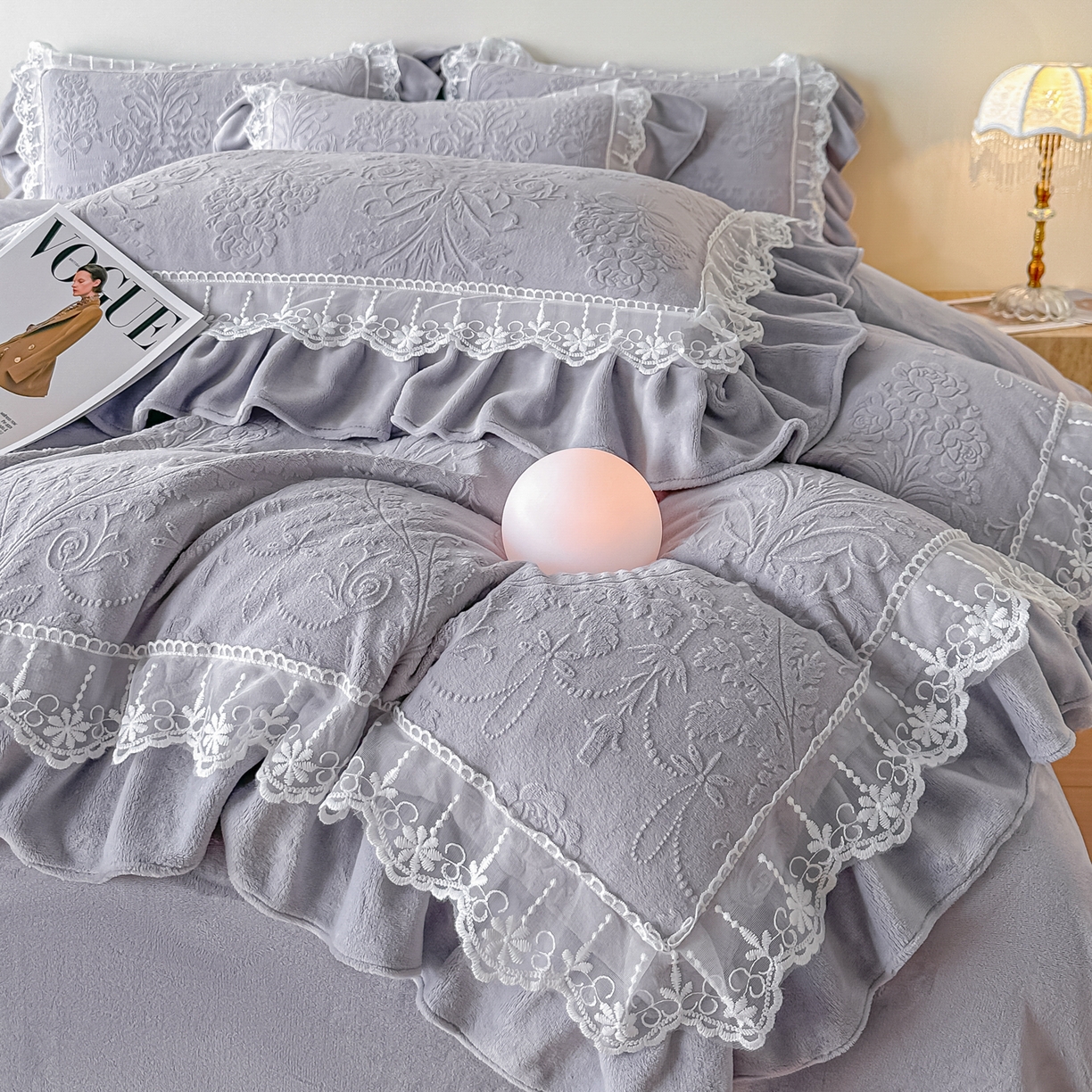 91家纺网 家纺一手货源 找家纺 孟鑫家纺 2025新款全消光雕花绒牛奶绒四件套韩版法式套件-凯瑟琳 凯瑟琳-灰紫