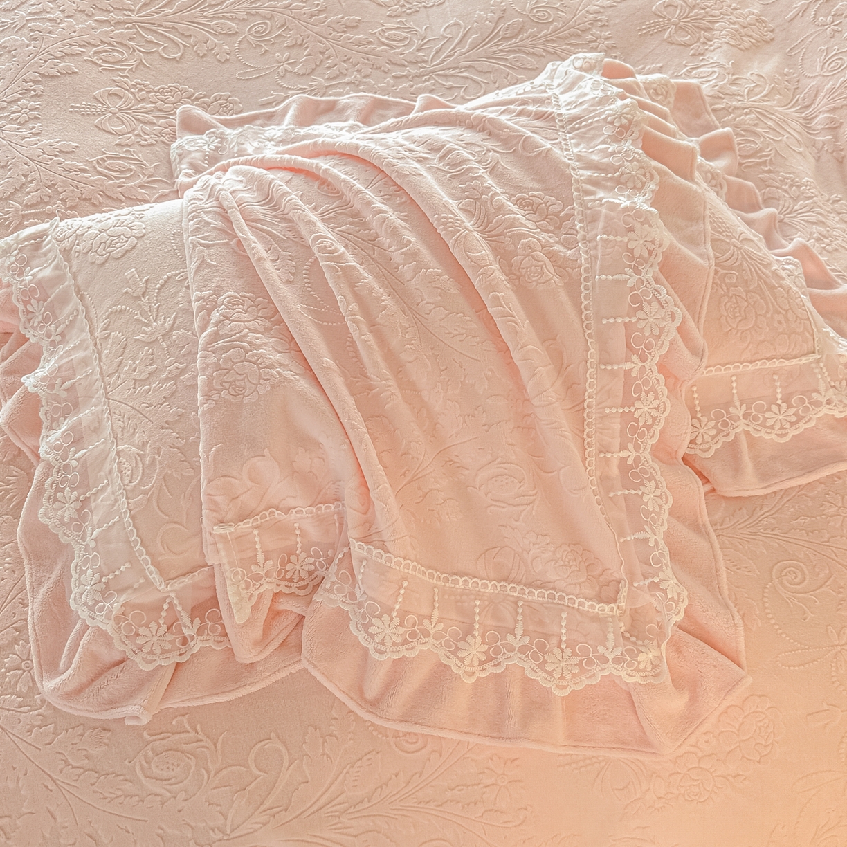 91家纺网 家纺一手货源 找家纺 孟鑫家纺 2025新款全消光雕花绒牛奶绒四件套韩版法式套件-凯瑟琳 凯瑟琳-粉玉