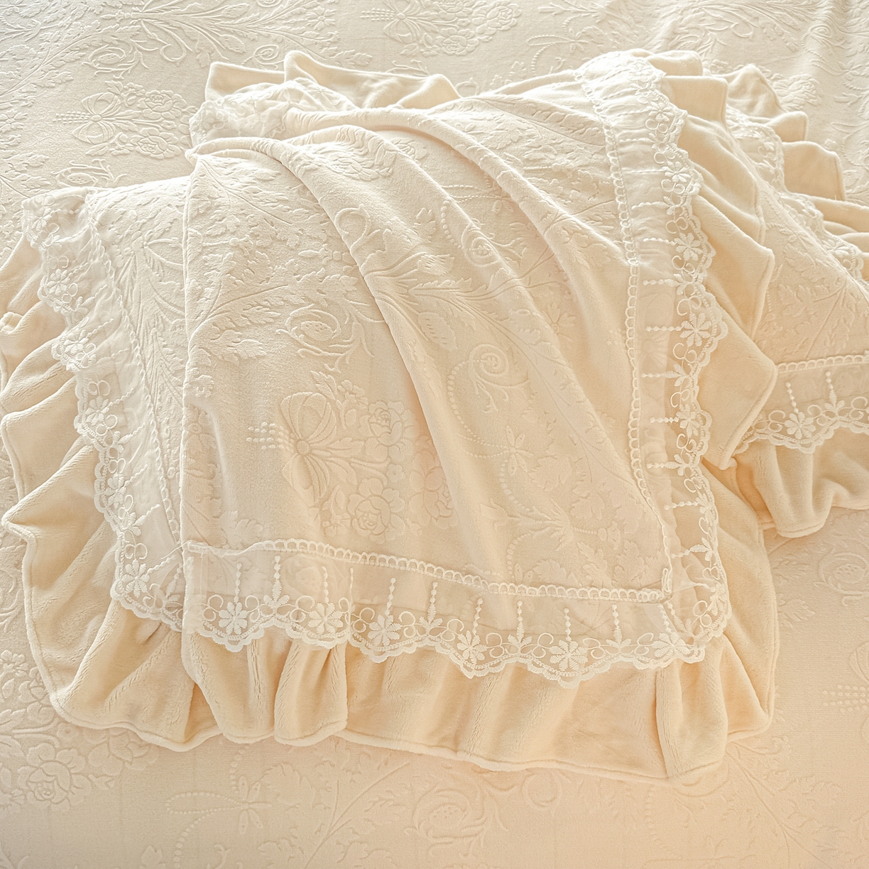 91家纺网 家纺一手货源 找家纺 孟鑫家纺 2025新款全消光雕花绒牛奶绒四件套韩版法式套件-凯瑟琳 凯瑟琳-奶昔白