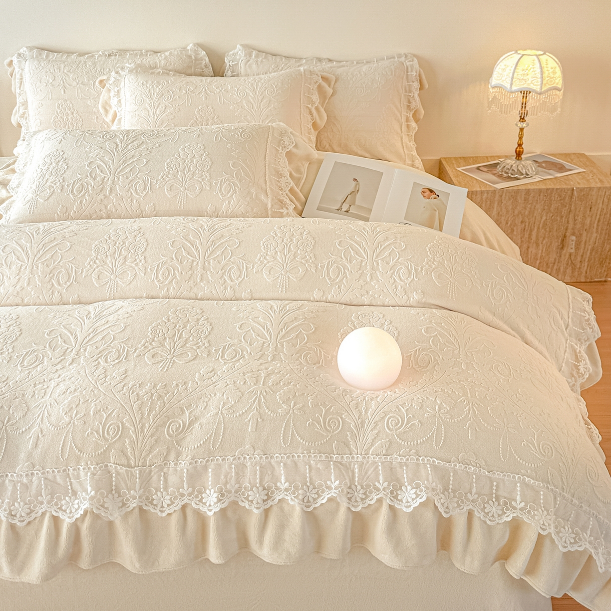 91家纺网 家纺一手货源 找家纺 孟鑫家纺 2025新款全消光雕花绒牛奶绒四件套韩版法式套件-凯瑟琳 凯瑟琳-奶昔白