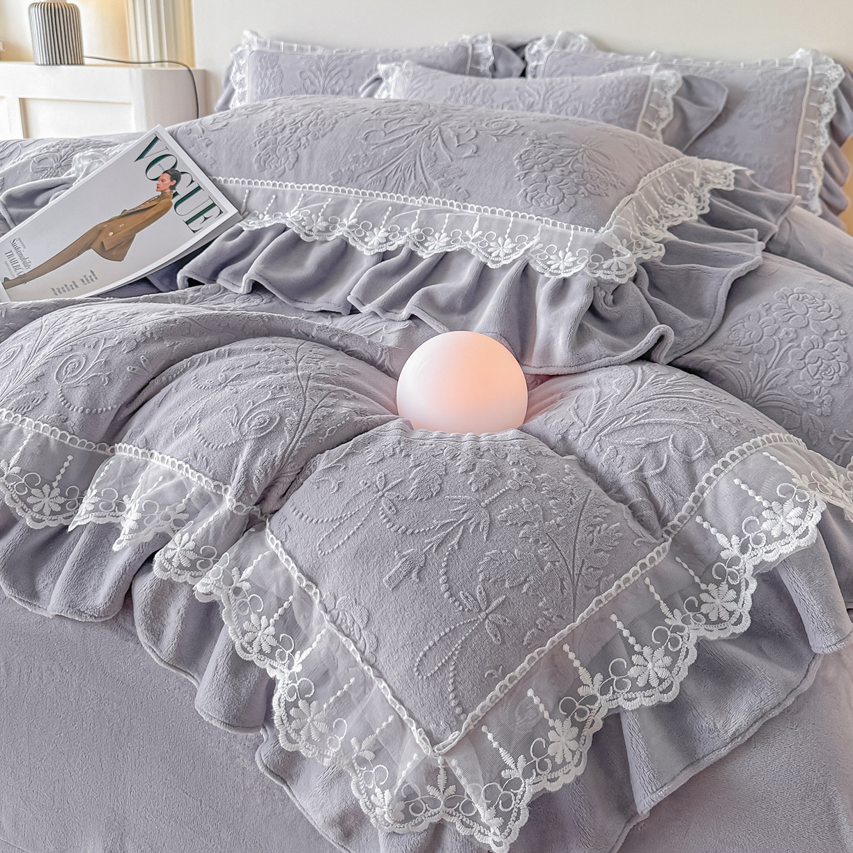 91家纺网 家纺一手货源 找家纺 孟鑫家纺 2025新款全消光雕花绒牛奶绒四件套韩版法式套件-凯瑟琳 凯瑟琳-灰紫