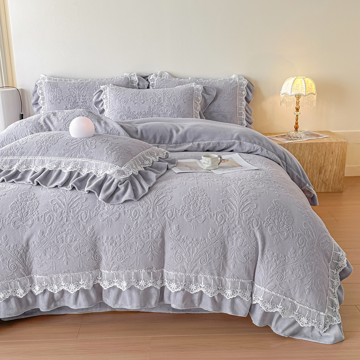 91家纺网 家纺一手货源 找家纺 孟鑫家纺 2025新款全消光雕花绒牛奶绒四件套韩版法式套件-凯瑟琳 凯瑟琳-灰紫