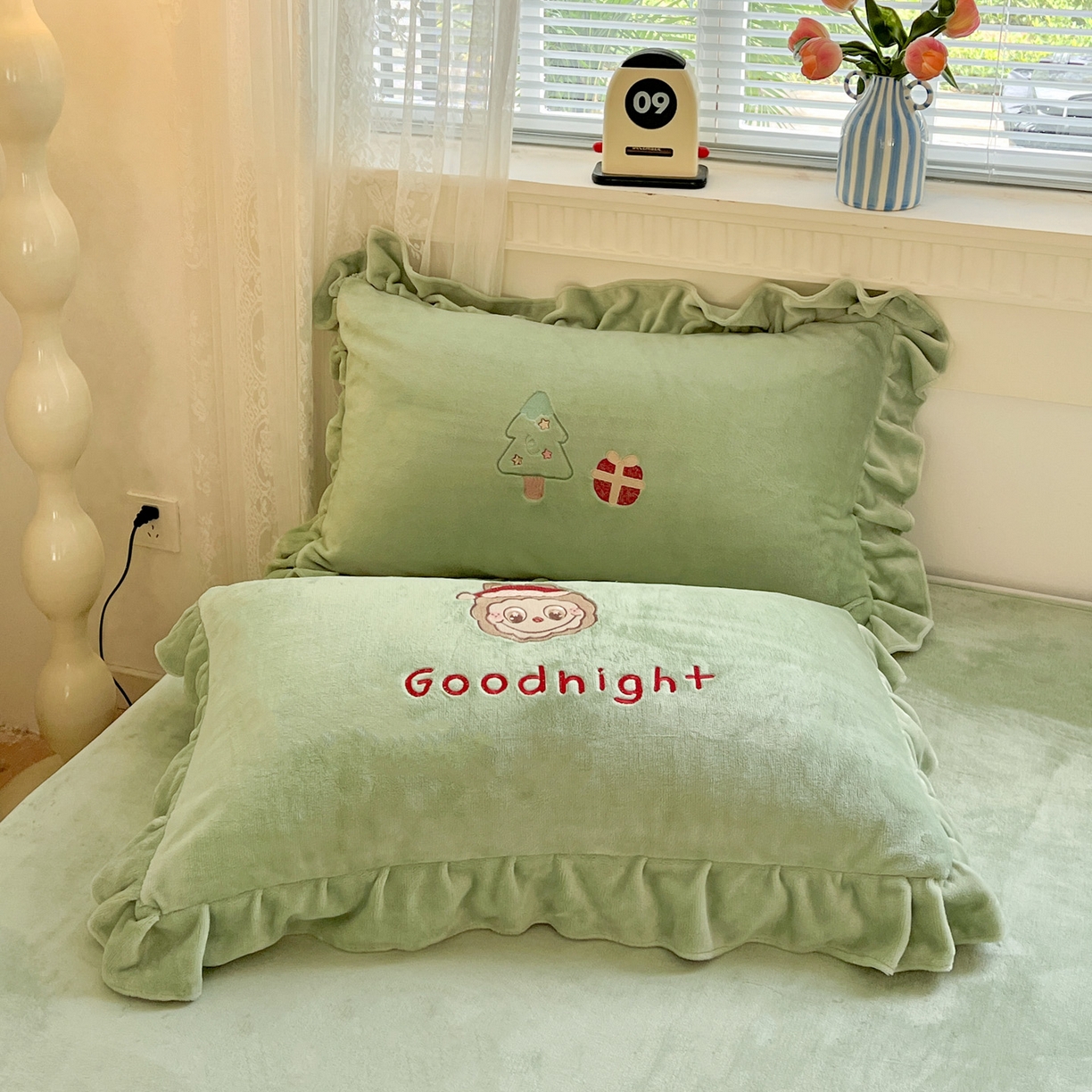 91家纺网 家纺一手货源 找家纺 星尚家纺 2025新款全消光230g牛奶绒卡通贴布绣三件套四件套 圣诞布布