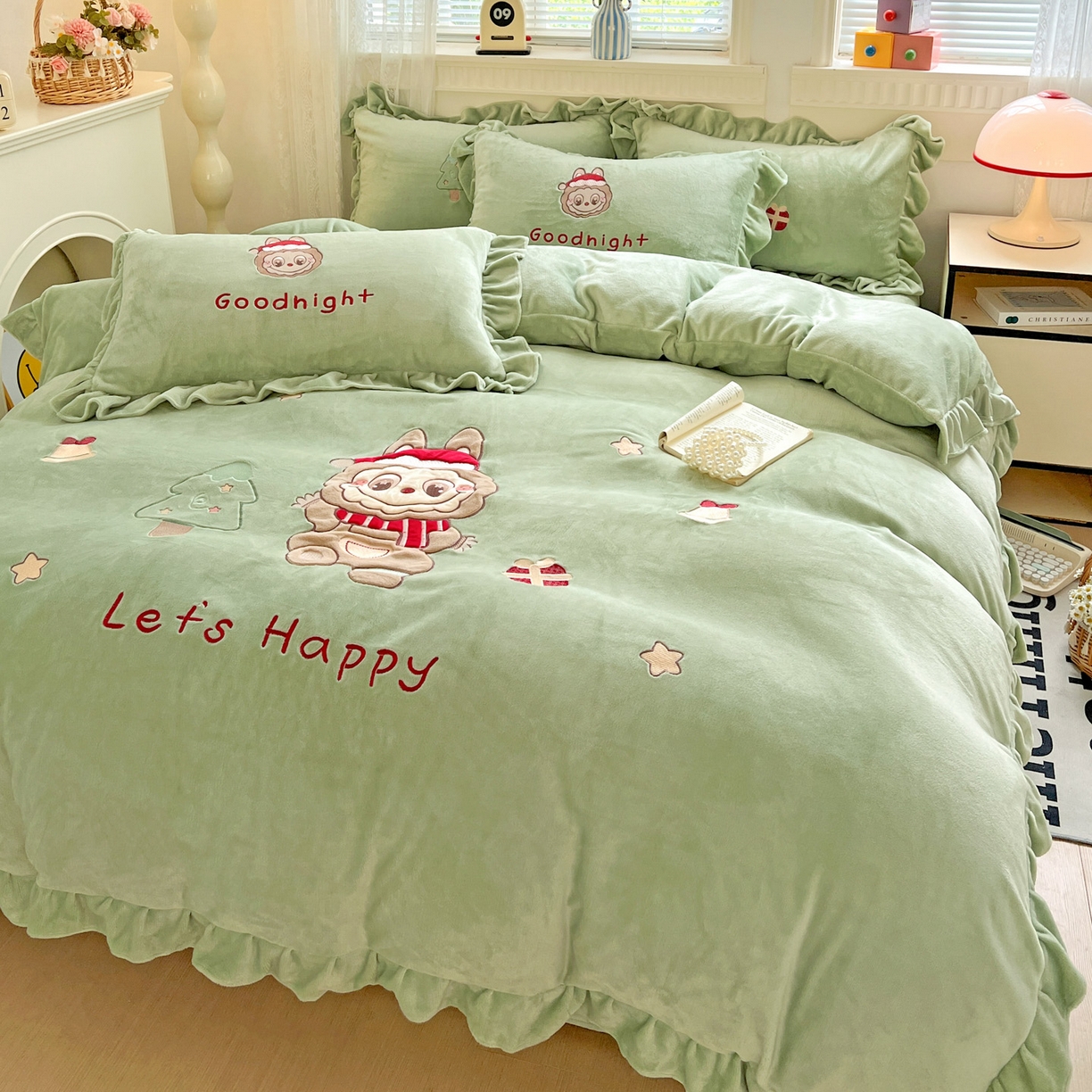 91家纺网 家纺一手货源 找家纺 星尚家纺 2025新款全消光230g牛奶绒卡通贴布绣三件套四件套 圣诞布布