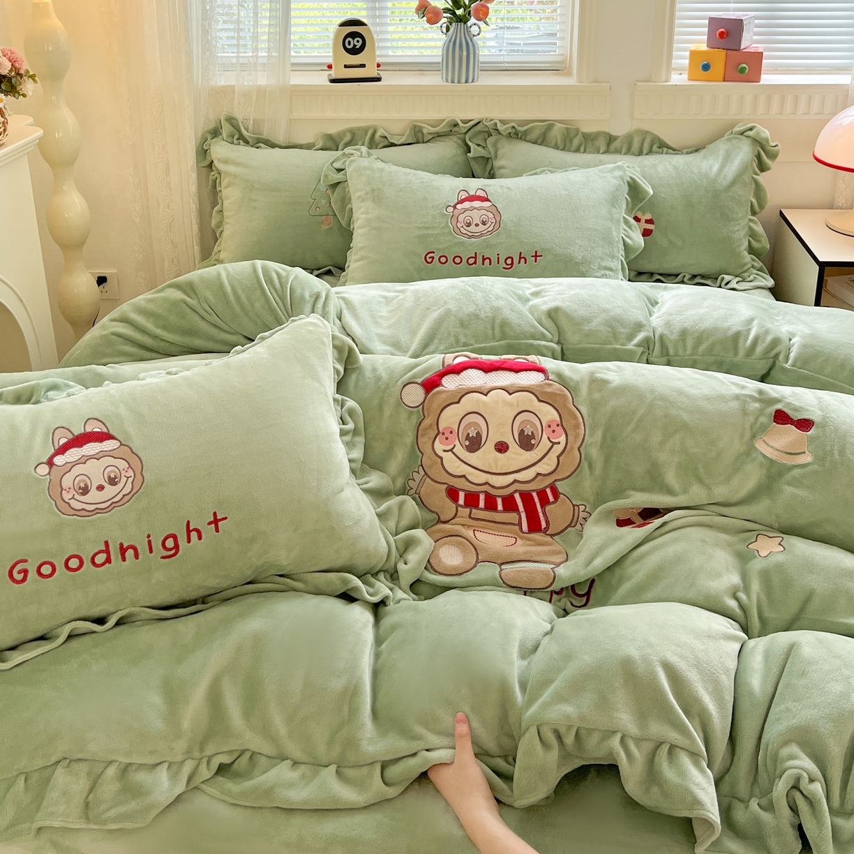 91家纺网 家纺一手货源 找家纺 星尚家纺 2025新款全消光230g牛奶绒卡通贴布绣三件套四件套 圣诞布布