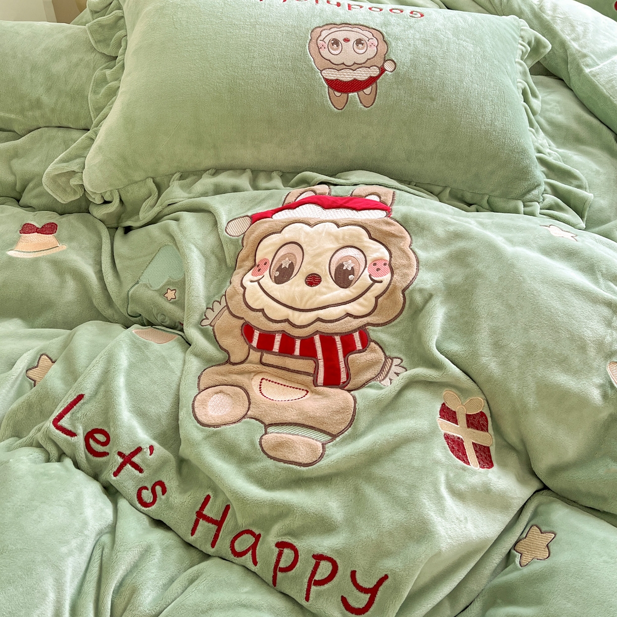 91家纺网 家纺一手货源 找家纺 星尚家纺 2025新款全消光230g牛奶绒卡通贴布绣三件套四件套 圣诞布布