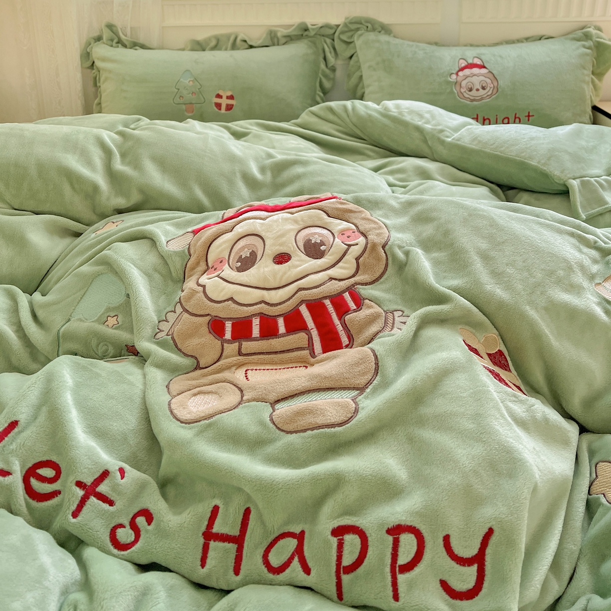 91家纺网 家纺一手货源 找家纺 星尚家纺 2025新款全消光230g牛奶绒卡通贴布绣三件套四件套 圣诞布布