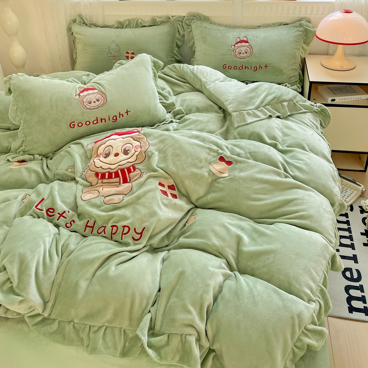 91家纺网 家纺一手货源 找家纺 星尚家纺 2025新款全消光230g牛奶绒卡通贴布绣三件套四件套 圣诞布布