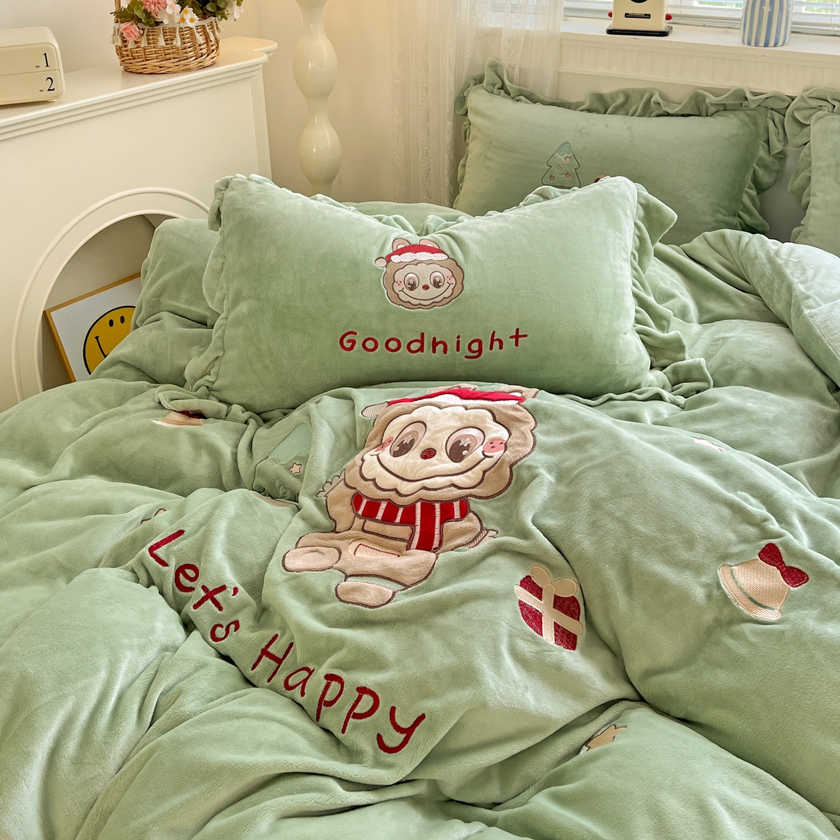 91家纺网 家纺一手货源 找家纺 星尚家纺 2025新款全消光230g牛奶绒卡通贴布绣三件套四件套 圣诞布布