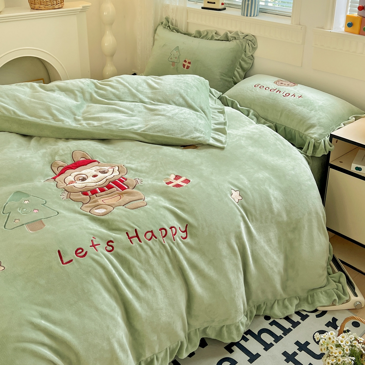 91家纺网 家纺一手货源 找家纺 星尚家纺 2025新款全消光230g牛奶绒卡通贴布绣三件套四件套 圣诞布布