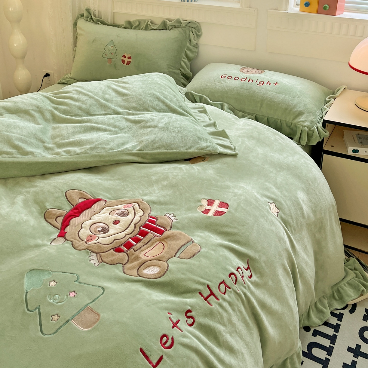 91家纺网 家纺一手货源 找家纺 星尚家纺 2025新款全消光230g牛奶绒卡通贴布绣三件套四件套 圣诞布布