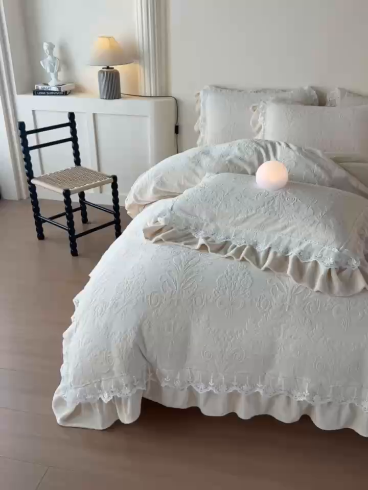 91家纺网 家纺一手货源 找家纺 孟鑫家纺 2025新款全消光雕花绒牛奶绒四件套韩版法式套件-凯瑟琳 凯瑟琳-奶昔白