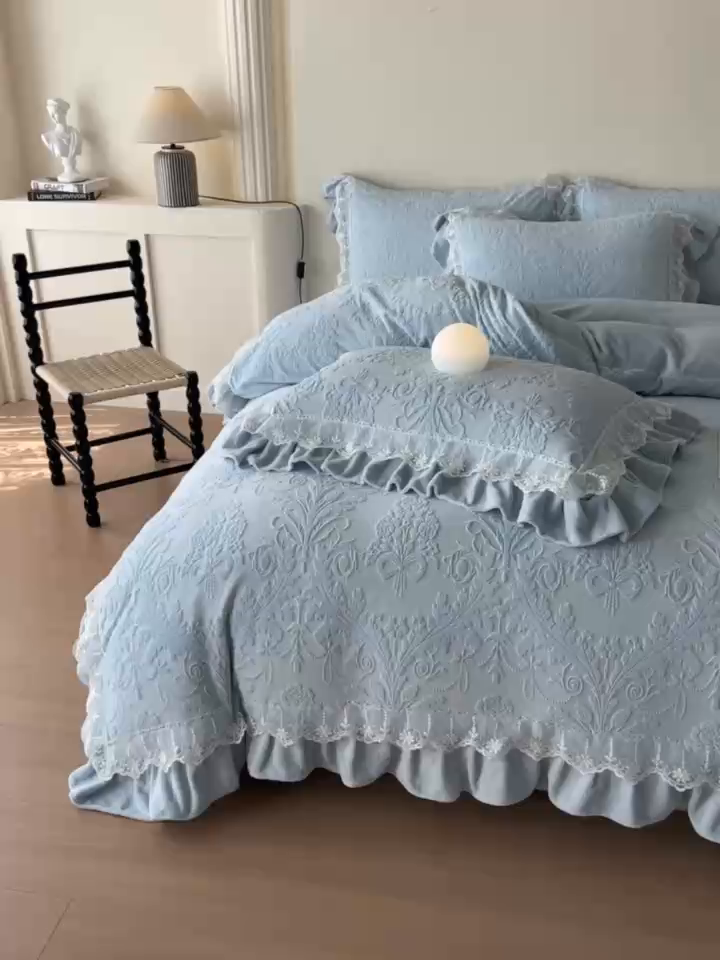 91家纺网 家纺一手货源 找家纺 孟鑫家纺 2025新款全消光雕花绒牛奶绒四件套韩版法式套件-凯瑟琳 凯瑟琳-天空兰