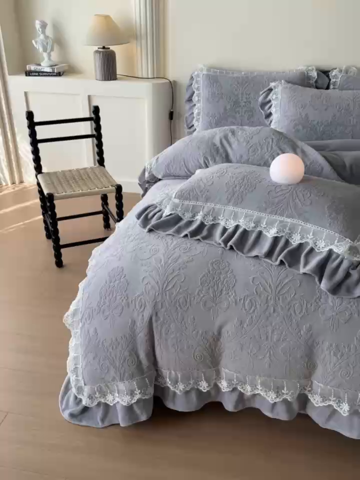 91家纺网 家纺一手货源 找家纺 孟鑫家纺 2025新款全消光雕花绒牛奶绒四件套韩版法式套件-凯瑟琳 凯瑟琳-灰紫