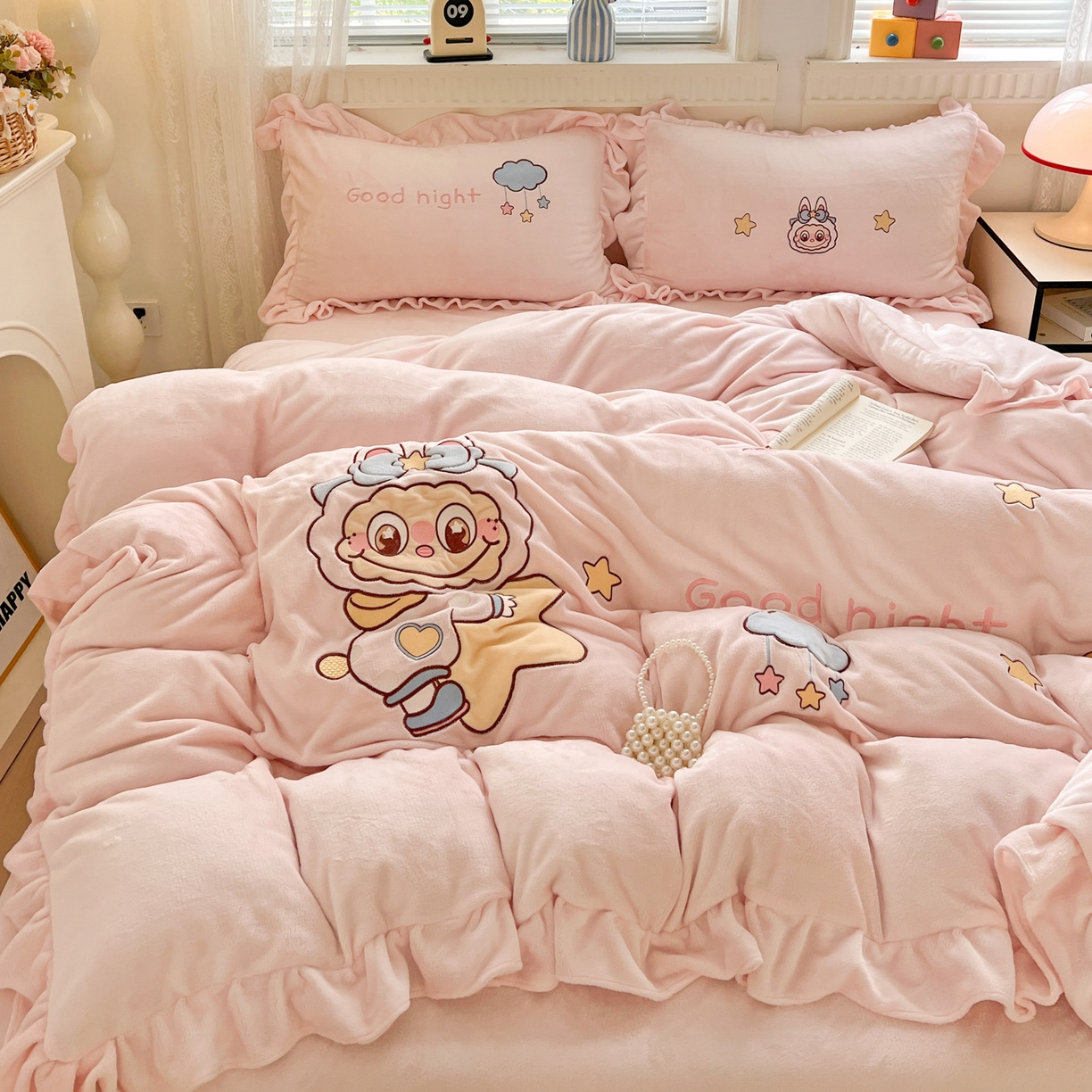 91家纺网 家纺一手货源 找家纺 星尚家纺 2025新款全消光230g牛奶绒卡通贴布绣三件套四件套 星星布布