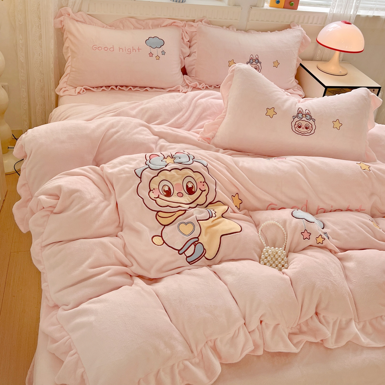 91家纺网 家纺一手货源 找家纺 星尚家纺 2025新款全消光230g牛奶绒卡通贴布绣三件套四件套 星星布布