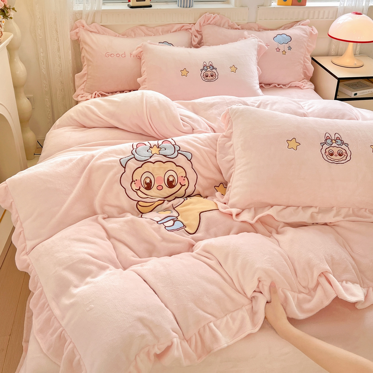 91家纺网 家纺一手货源 找家纺 星尚家纺 2025新款全消光230g牛奶绒卡通贴布绣三件套四件套 星星布布