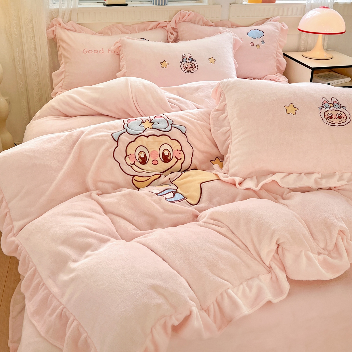 91家纺网 家纺一手货源 找家纺 星尚家纺 2025新款全消光230g牛奶绒卡通贴布绣三件套四件套 星星布布