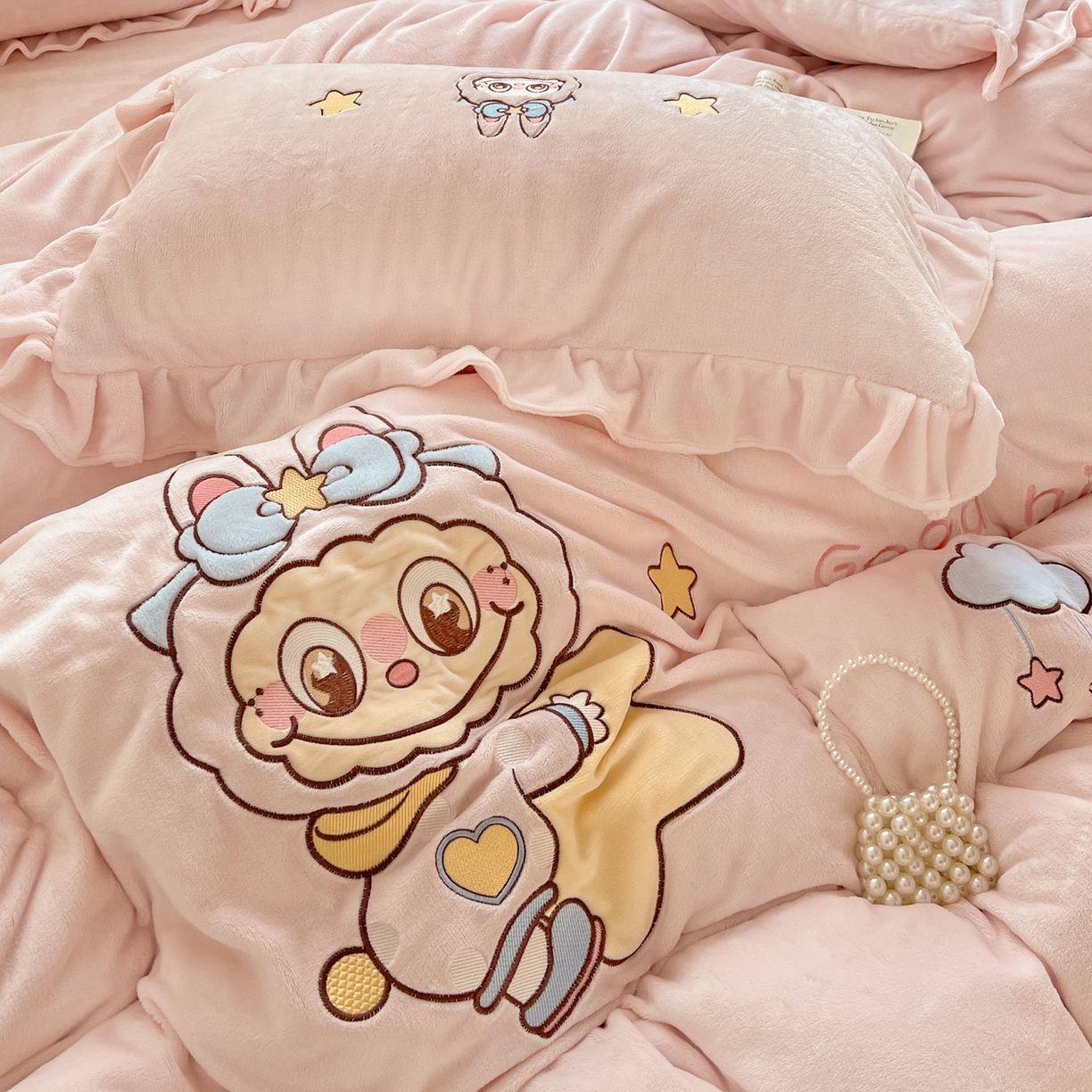 91家纺网 家纺一手货源 找家纺 星尚家纺 2025新款全消光230g牛奶绒卡通贴布绣三件套四件套 星星布布