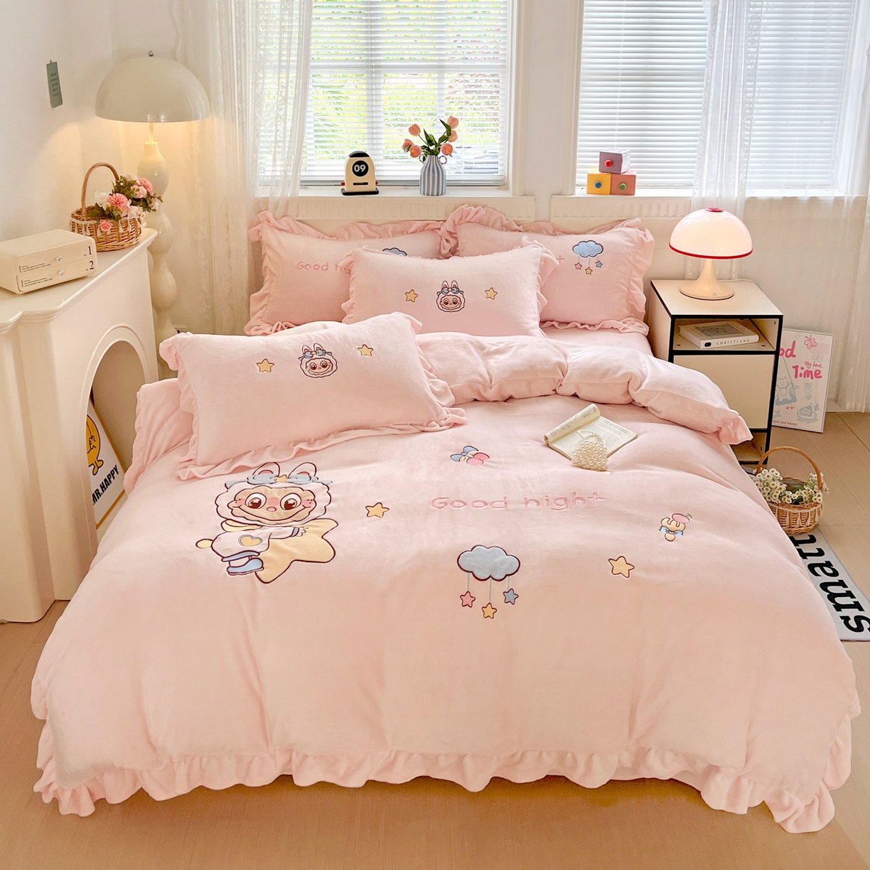 91家纺网 家纺一手货源 找家纺 星尚家纺 2025新款全消光230g牛奶绒卡通贴布绣三件套四件套 星星布布