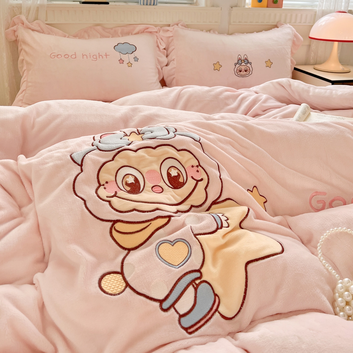 91家纺网 家纺一手货源 找家纺 星尚家纺 2025新款全消光230g牛奶绒卡通贴布绣三件套四件套 星星布布