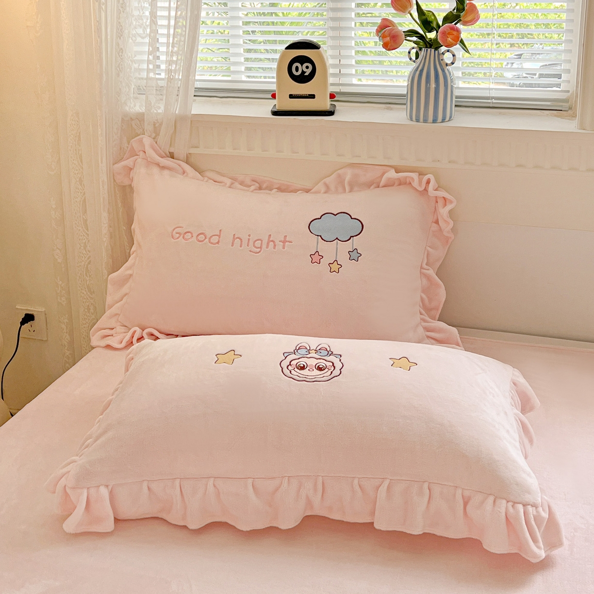 91家纺网 家纺一手货源 找家纺 星尚家纺 2025新款全消光230g牛奶绒卡通贴布绣三件套四件套 星星布布