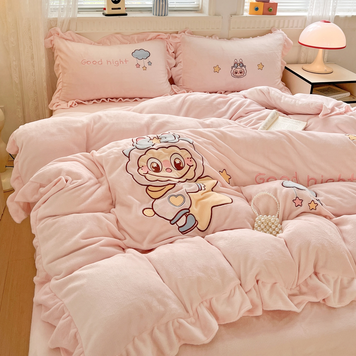 91家纺网 家纺一手货源 找家纺 星尚家纺 2025新款全消光230g牛奶绒卡通贴布绣三件套四件套 星星布布