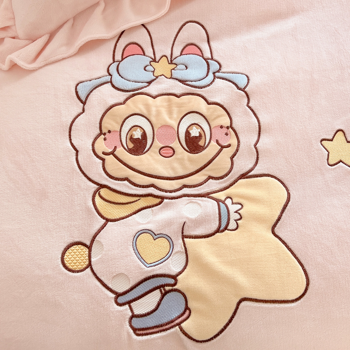 91家纺网 家纺一手货源 找家纺 星尚家纺 2025新款全消光230g牛奶绒卡通贴布绣三件套四件套 星星布布