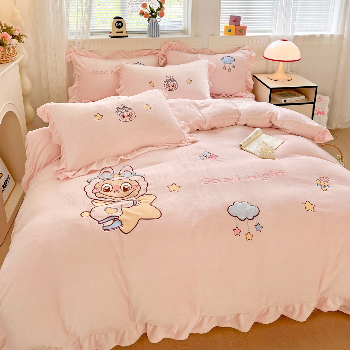 91家纺网 家纺一手货源 找家纺 星尚家纺 2025新款全消光230g牛奶绒卡通贴布绣三件套四件套 星星布布