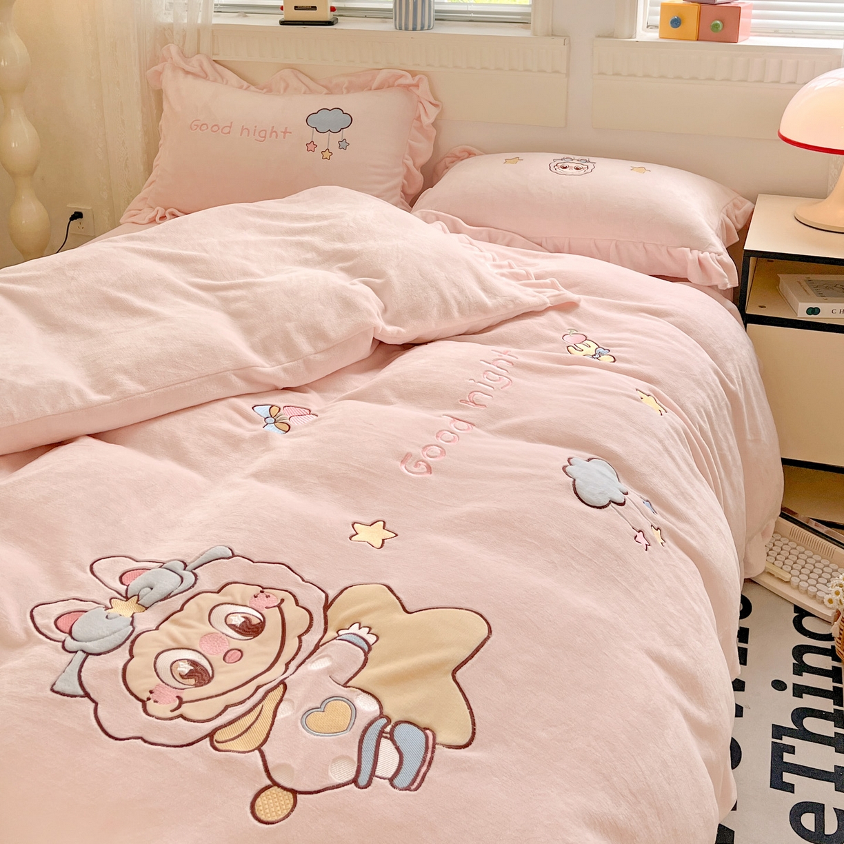 91家纺网 家纺一手货源 找家纺 星尚家纺 2025新款全消光230g牛奶绒卡通贴布绣三件套四件套 星星布布