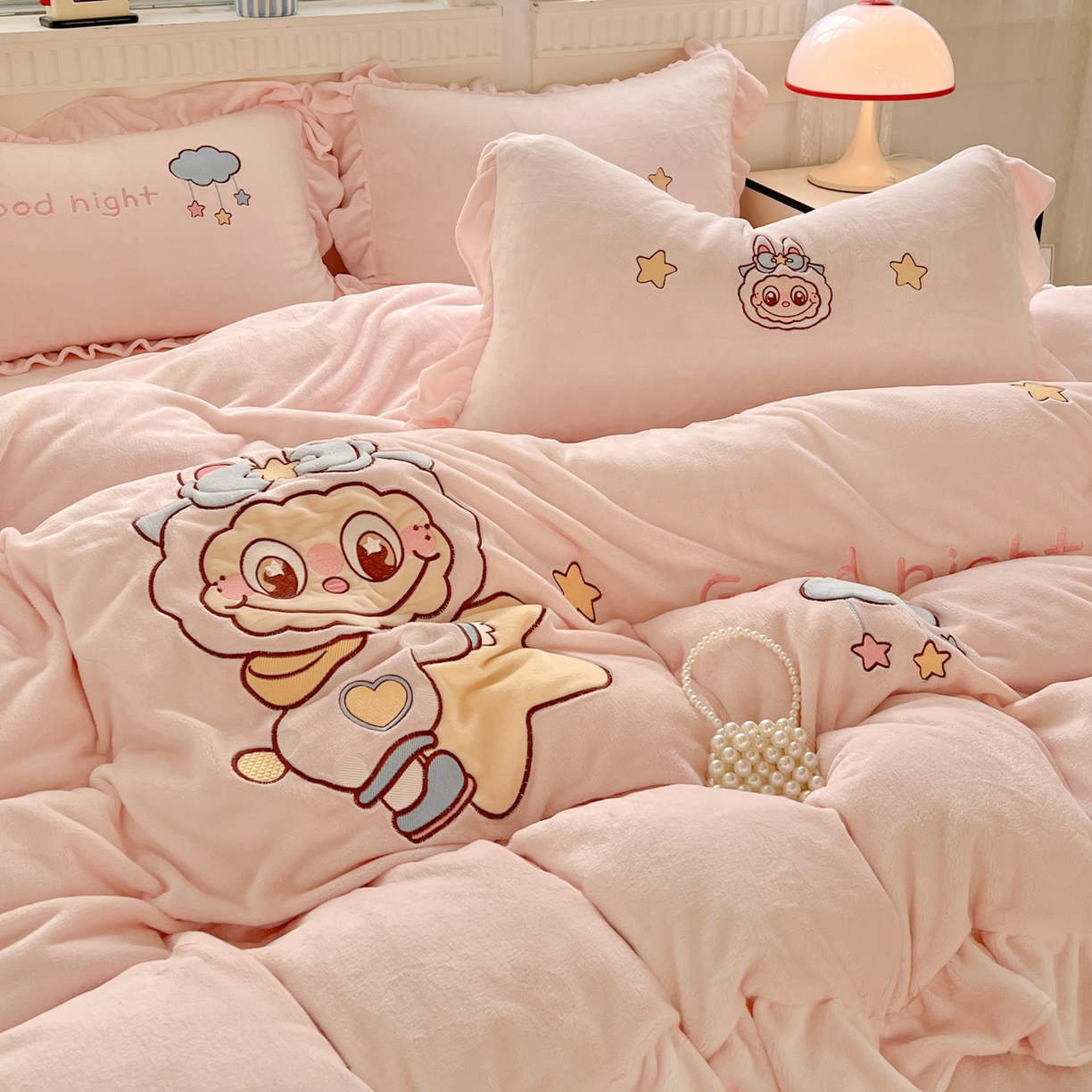 91家纺网 家纺一手货源 找家纺 星尚家纺 2025新款全消光230g牛奶绒卡通贴布绣三件套四件套 星星布布