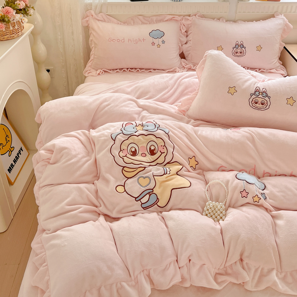 91家纺网 家纺一手货源 找家纺 星尚家纺 2025新款全消光230g牛奶绒卡通贴布绣三件套四件套 星星布布