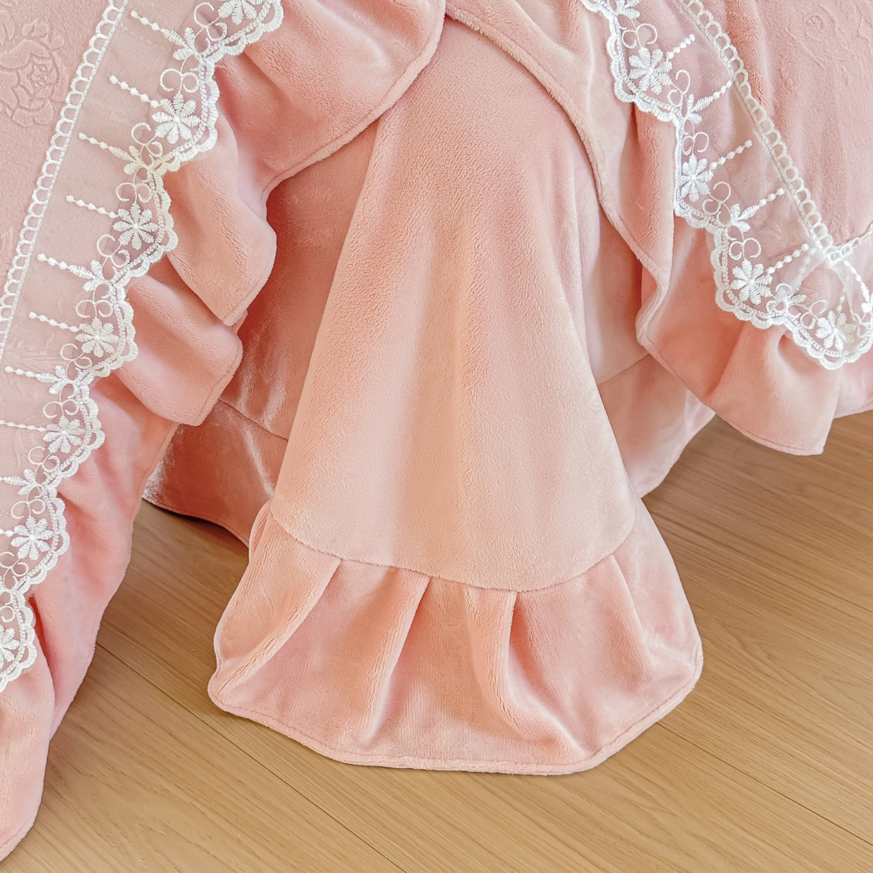 91家纺网 家纺一手货源 找家纺 孟鑫家纺 2025新款全消光雕花绒牛奶绒四件套韩版法式套件-凯瑟琳 凯瑟琳-豆沙