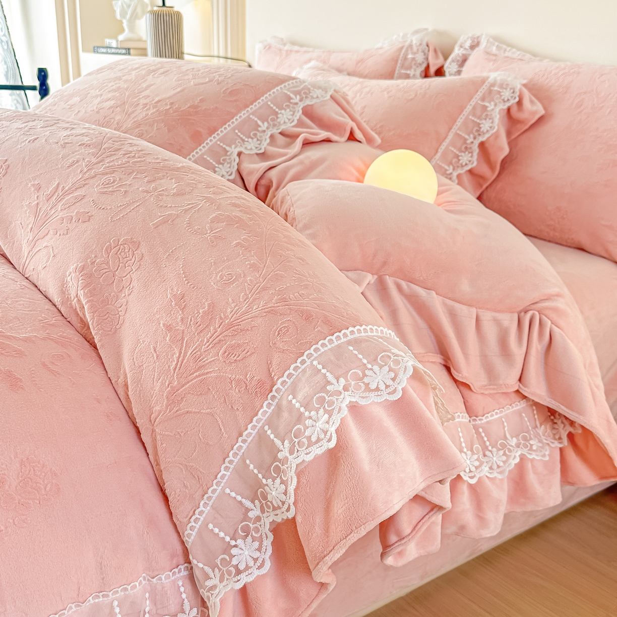 91家纺网 家纺一手货源 找家纺 孟鑫家纺 2025新款全消光雕花绒牛奶绒四件套韩版法式套件-凯瑟琳 凯瑟琳-豆沙