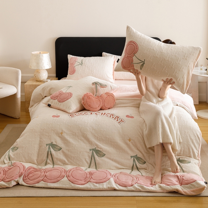 91家纺网 家纺一手货源 找家纺 （总）卡姿家纺 2025秋冬德国奶芙绒提花甜美风—樱桃可颂