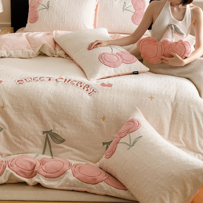 91家纺网 家纺一手货源 找家纺 （总）卡姿家纺 2025秋冬德国奶芙绒提花甜美风—樱桃可颂