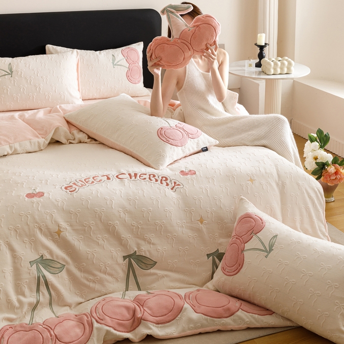 91家纺网 家纺一手货源 找家纺 （总）卡姿家纺 2025秋冬德国奶芙绒提花甜美风—樱桃可颂