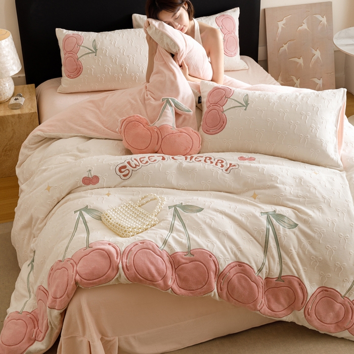 （总）卡姿家纺 2025秋冬德国奶芙绒提花甜美风—樱桃可颂
