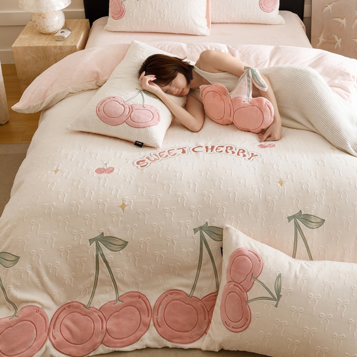 91家纺网 家纺一手货源 找家纺 （总）卡姿家纺 2025秋冬德国奶芙绒提花甜美风—樱桃可颂