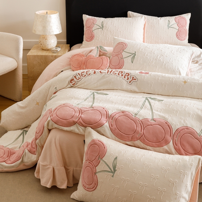 91家纺网 家纺一手货源 找家纺 （总）卡姿家纺 2025秋冬德国奶芙绒提花甜美风—樱桃可颂