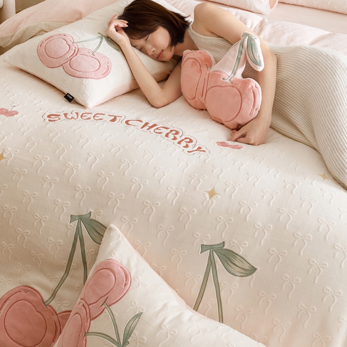 91家纺网 家纺一手货源 找家纺 （总）卡姿家纺 2025秋冬德国奶芙绒提花甜美风—樱桃可颂