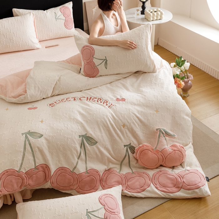 91家纺网 家纺一手货源 找家纺 （总）卡姿家纺 2025秋冬德国奶芙绒提花甜美风—樱桃可颂