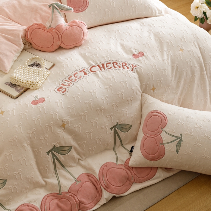 91家纺网 家纺一手货源 找家纺 （总）卡姿家纺 2025秋冬德国奶芙绒提花甜美风—樱桃可颂