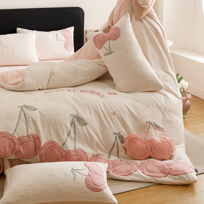 91家纺网 家纺一手货源 找家纺 （总）卡姿家纺 2025秋冬德国奶芙绒提花甜美风—樱桃可颂