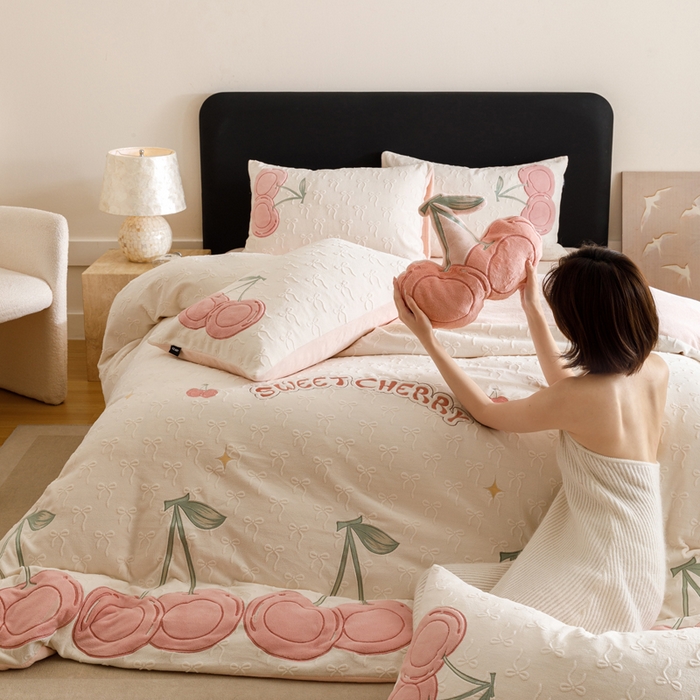 91家纺网 家纺一手货源 找家纺 卡姿家纺 2025秋冬德国奶芙绒提花甜美风—樱桃可颂 樱桃可颂-奶白