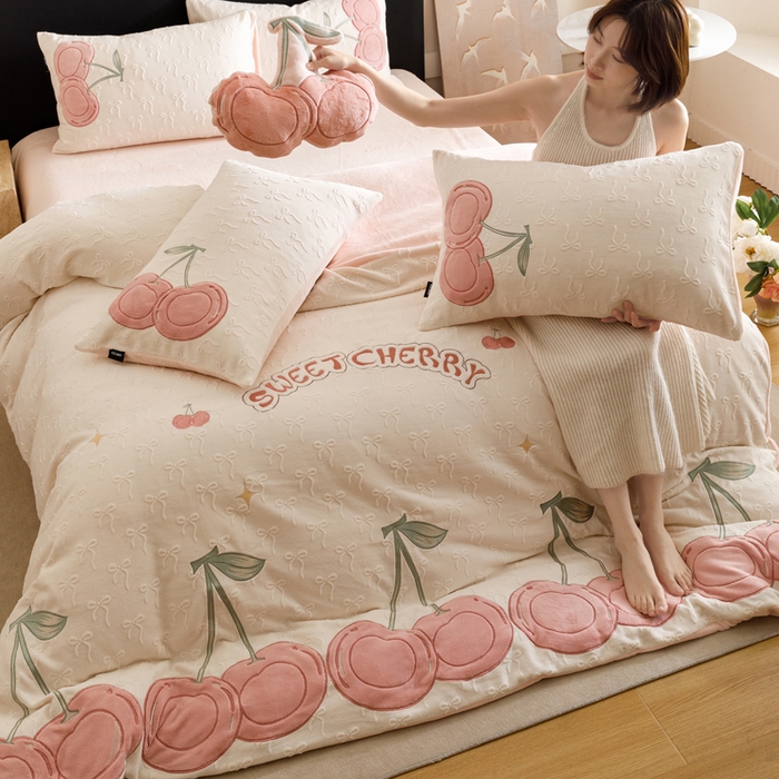 91家纺网 家纺一手货源 找家纺 卡姿家纺 2025秋冬德国奶芙绒提花甜美风—樱桃可颂 樱桃可颂-奶白