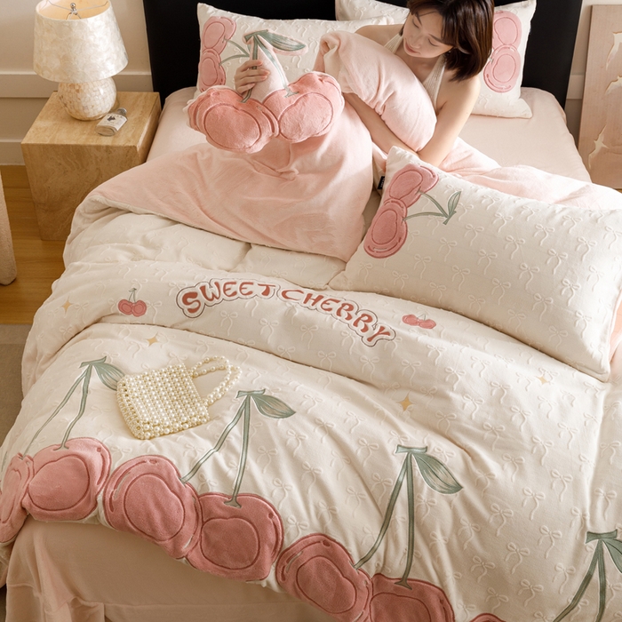 91家纺网 家纺一手货源 找家纺 卡姿家纺 2025秋冬德国奶芙绒提花甜美风—樱桃可颂 樱桃可颂-奶白